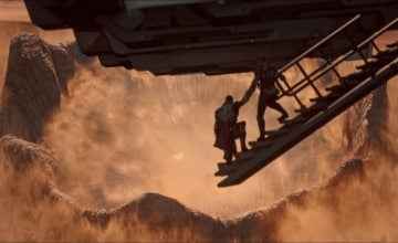 Escaping a giant sandworm in Dune Awakening 